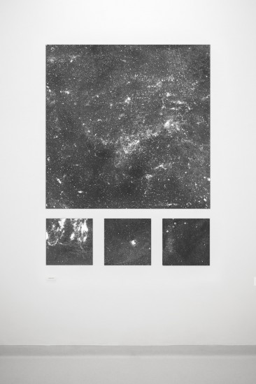 Amplituda skali (kurz) (prezentacja w galerii) | druk pigmentowy na papierze | 105 x 105 cm oraz 30x30 cm